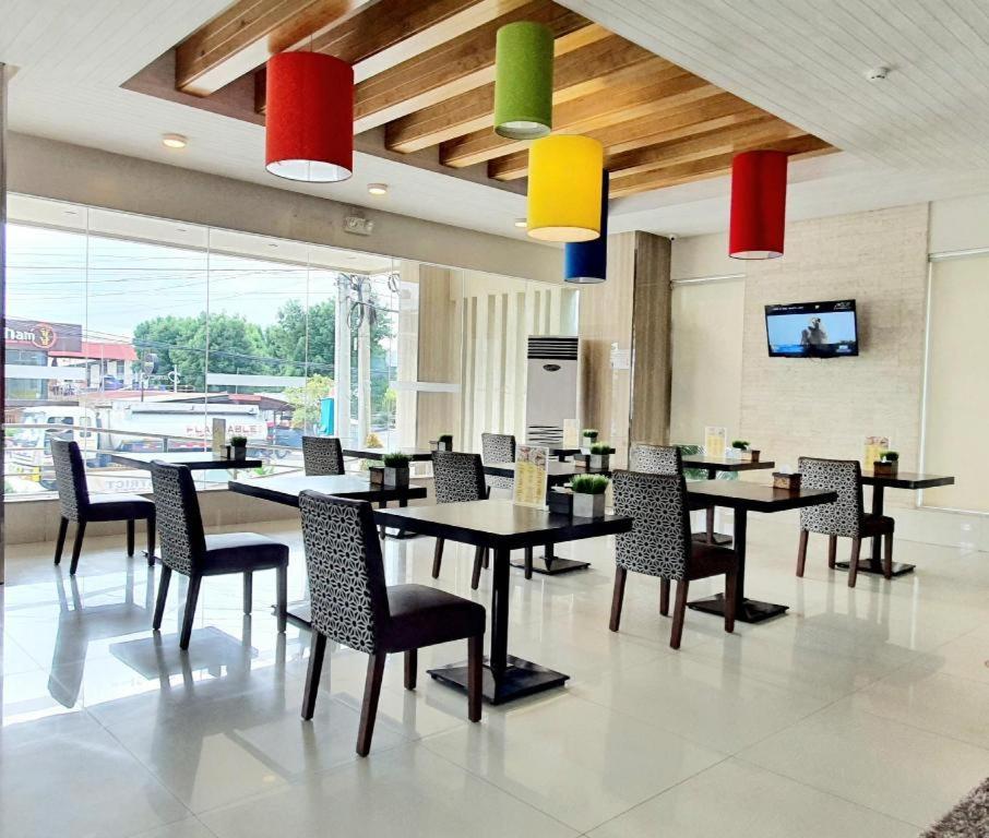 District 21 Hotel Iloilo Esterno foto