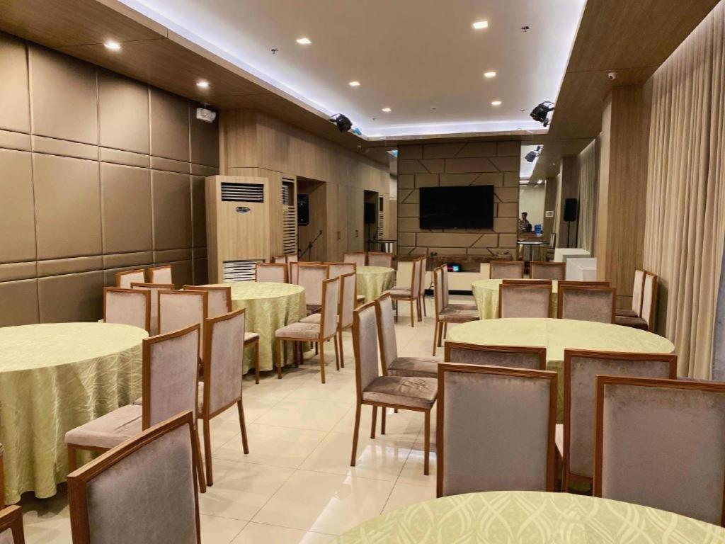 District 21 Hotel Iloilo Esterno foto