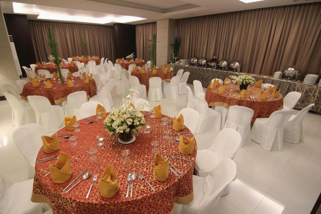District 21 Hotel Iloilo Esterno foto