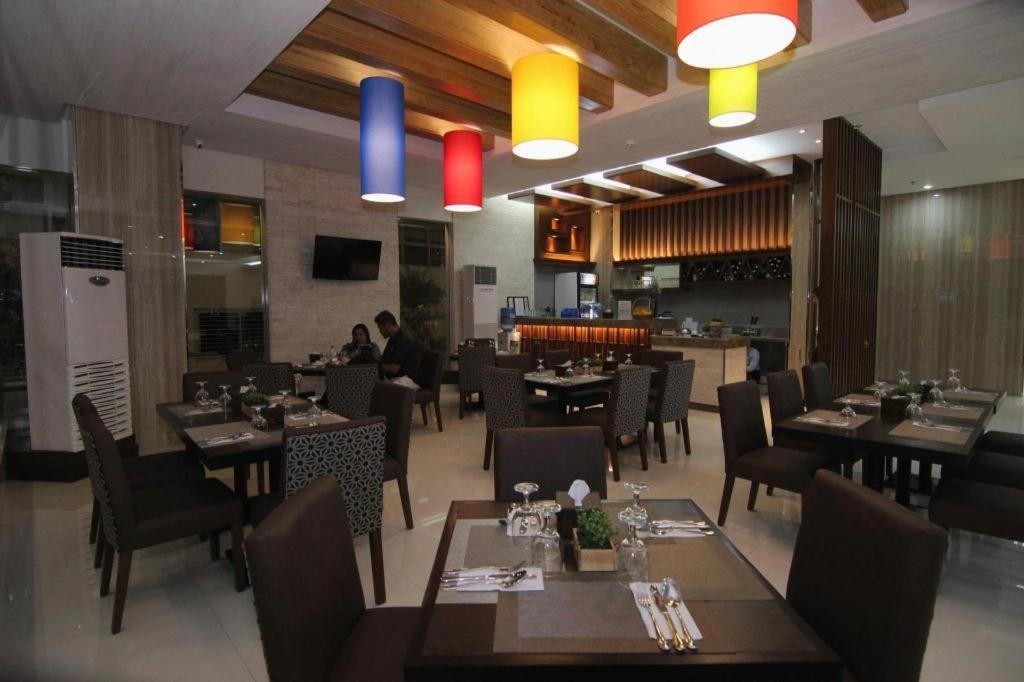 District 21 Hotel Iloilo Esterno foto