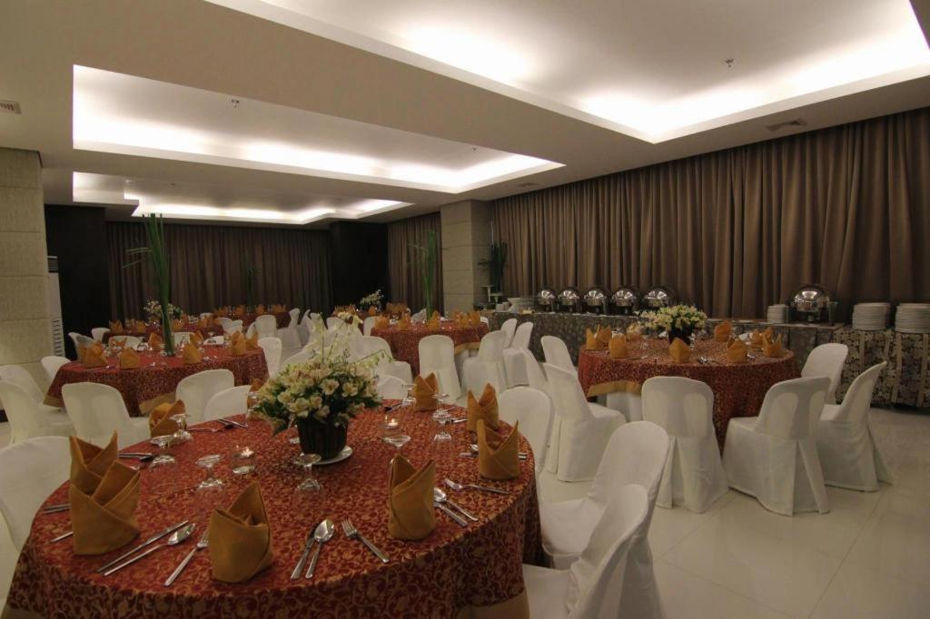 District 21 Hotel Iloilo Esterno foto