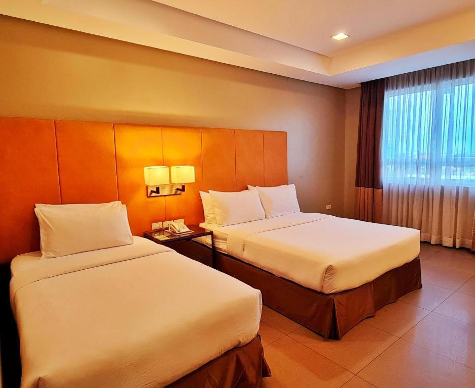 District 21 Hotel Iloilo Esterno foto
