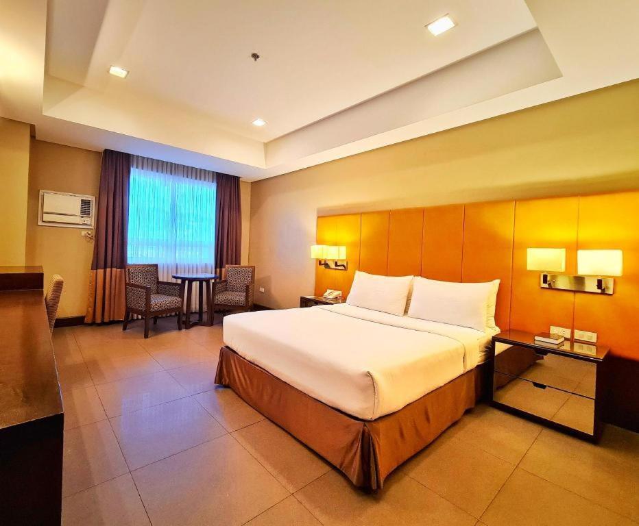 District 21 Hotel Iloilo Esterno foto