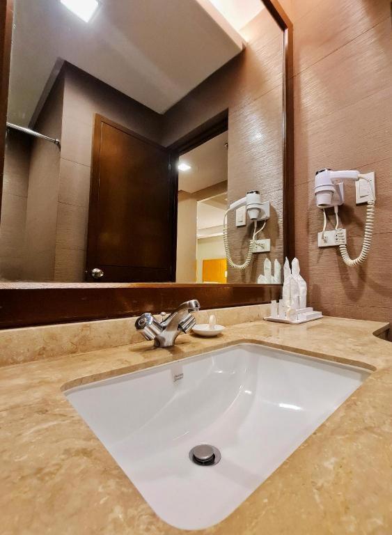 District 21 Hotel Iloilo Esterno foto