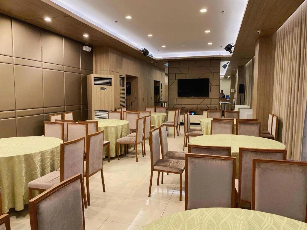 District 21 Hotel Iloilo Esterno foto